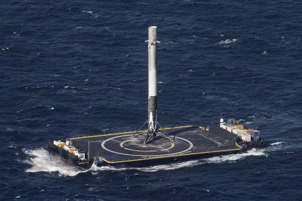SpaceX впервые удачно посадила первую ступень ракеты