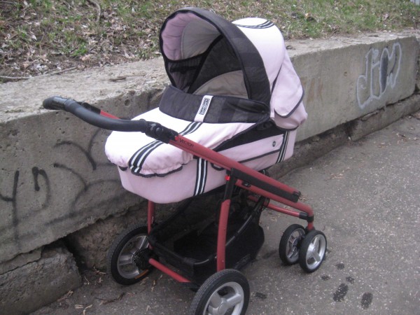 В Петербурге ищут родителей, оставивших на дороге коляску с восьмимесячным ребенком