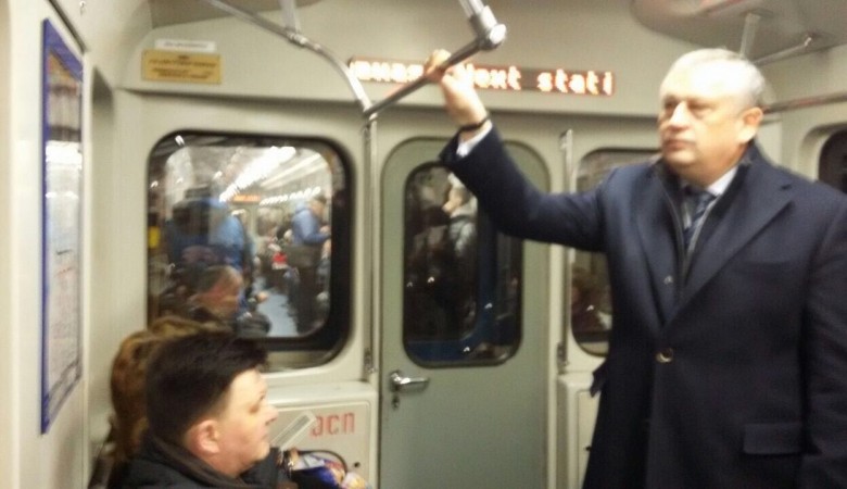 Губернатор Ленобласти спустился в метро, чтобы успокоить людей