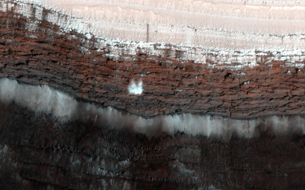 NASA опубликовало фотографии тающего льда в кратере на Марсе