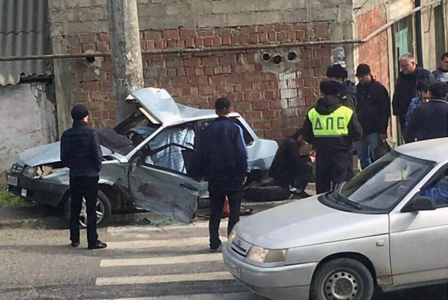 В Дагестане три человека чудом спаслись от залетевшего на тротуар автомобиля