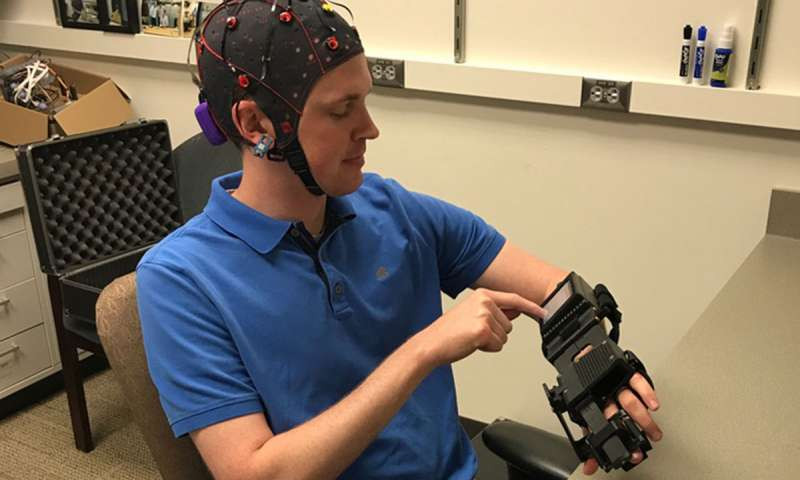 Ученые США создали шлем, который позволяет управлять парализованными руками