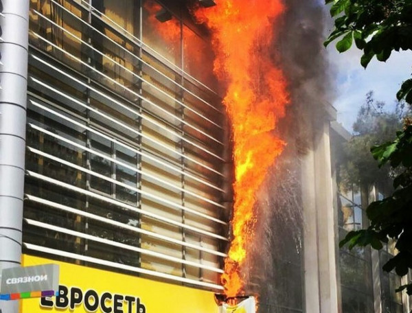 В Геленджике пожарные ликвидировали пожар в торгом центре