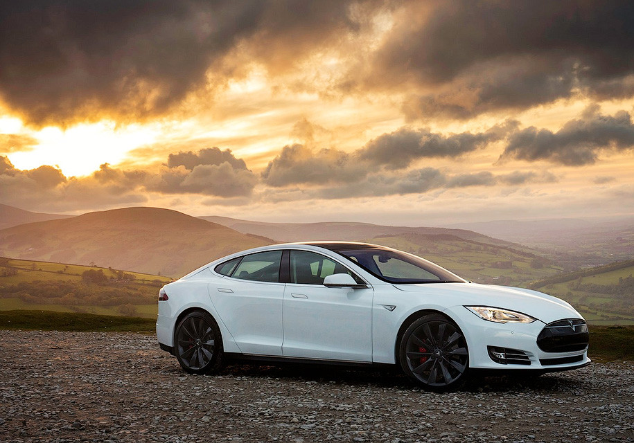 Рекорд пробега новой Tesla Model S: 900 километров на одной зарядке