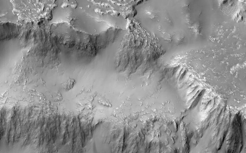 Сотрудники NASAопубликовали фото водопада из лавы на Марсе