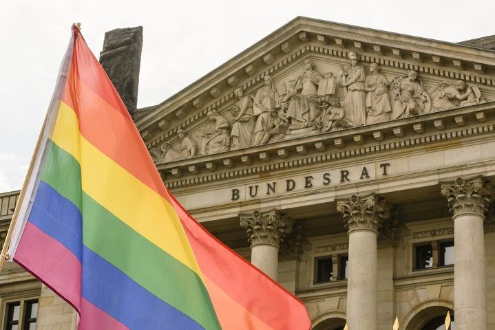 Меркель отдала голос против легализации однополых браков