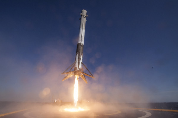 В Калифорнии стартовала ракета-носитель Falcon 9 c десятью спутниками связи