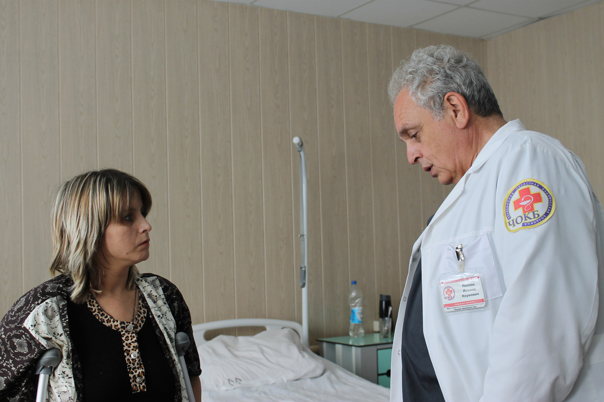 Челябинский доктор установил на ноги пациентку с патологией