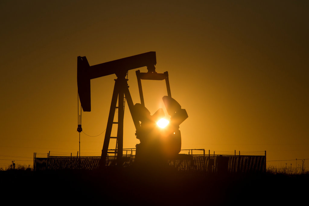 Цены на нефть в понедельник снизились на 1%