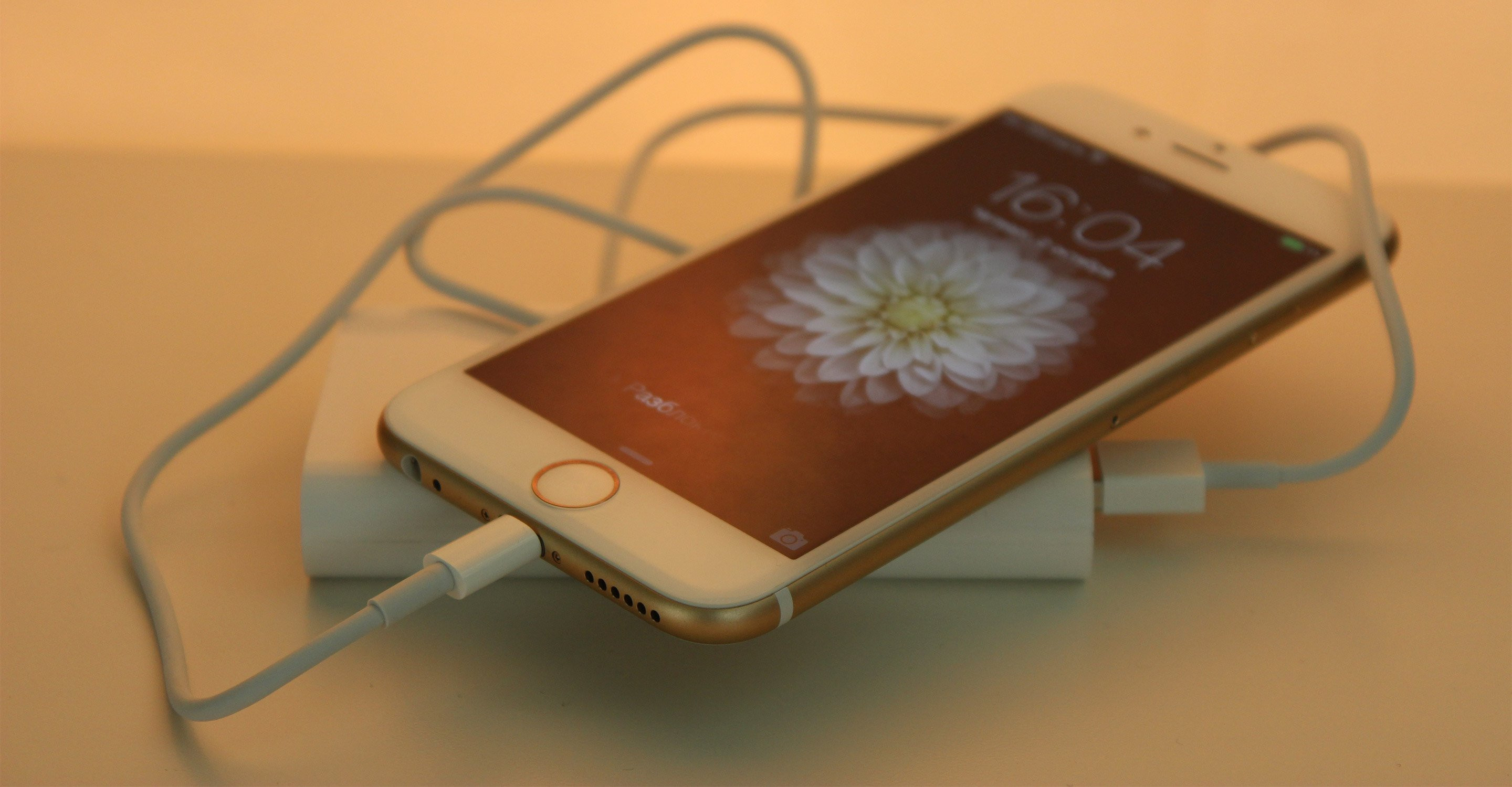 В сеть утекли первые фотографии беспроводной зарядки для iPhone 8
