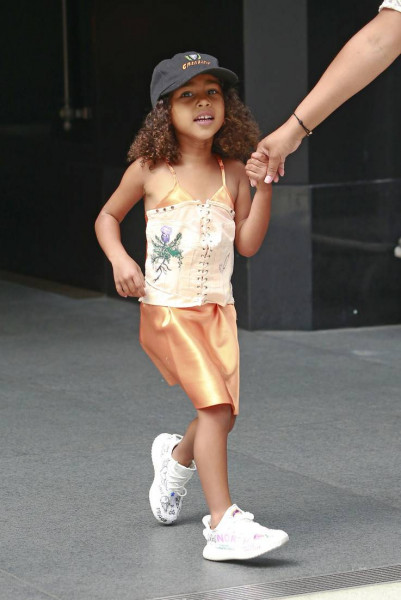 Ким Кардашьян заставляет носить корсет 4-летнюю дочь 