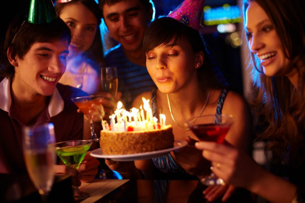 Ученые назвали опасным задувание свечей на торте