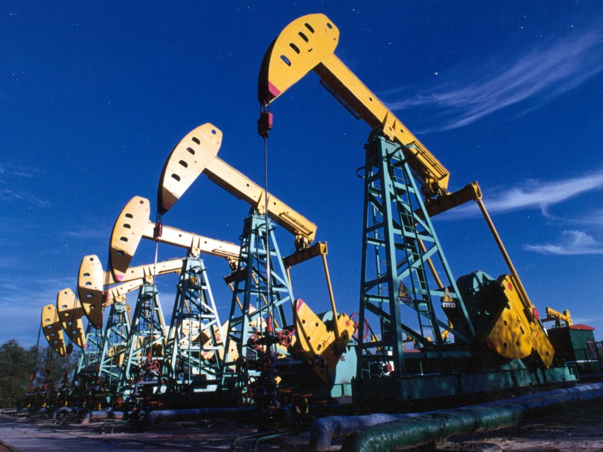 Мировые цены на нефть понижаются не менее чем на 3%