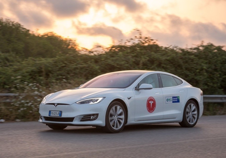 Tesla Model S 100D проехал свыше тысячи километров без подзарядки