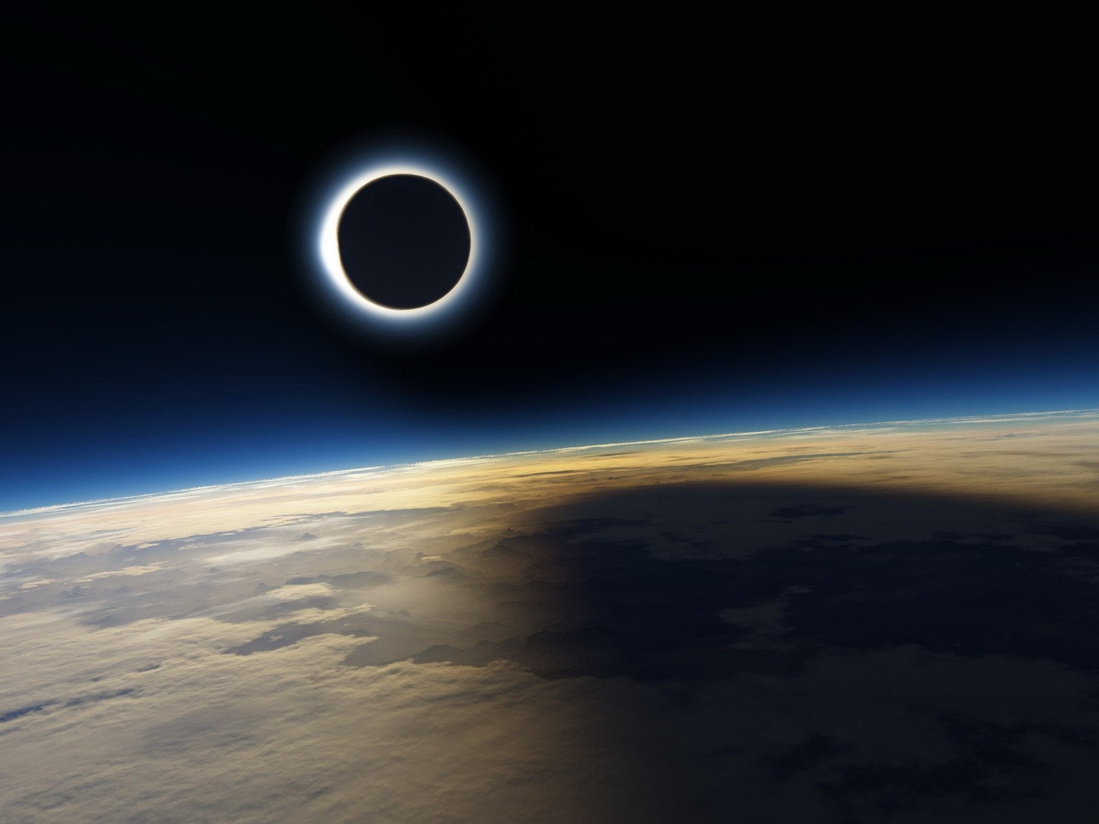 Легенды древней Индии: спутник NASA запечатлел таинственное черное Солнце рядом с небесным светилом