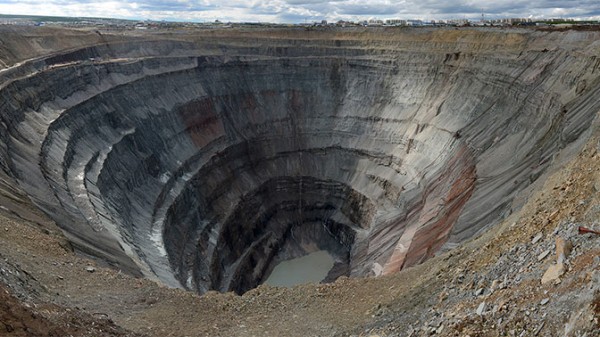 В Якутии госпитализировали горняка, поднятого из рудника «Алросы»