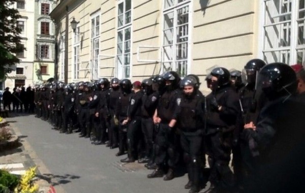 Полиция задержала нескольких волонтеров Навального в Иркутске