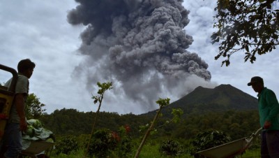 В Индонезии вулкан выбросил 4-метровый столб дыма и пепла