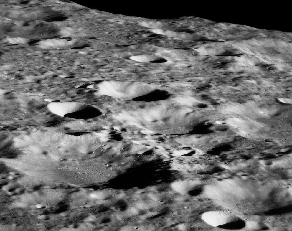 Уфологи: На обратной стороне Луны найдены обломки НЛО