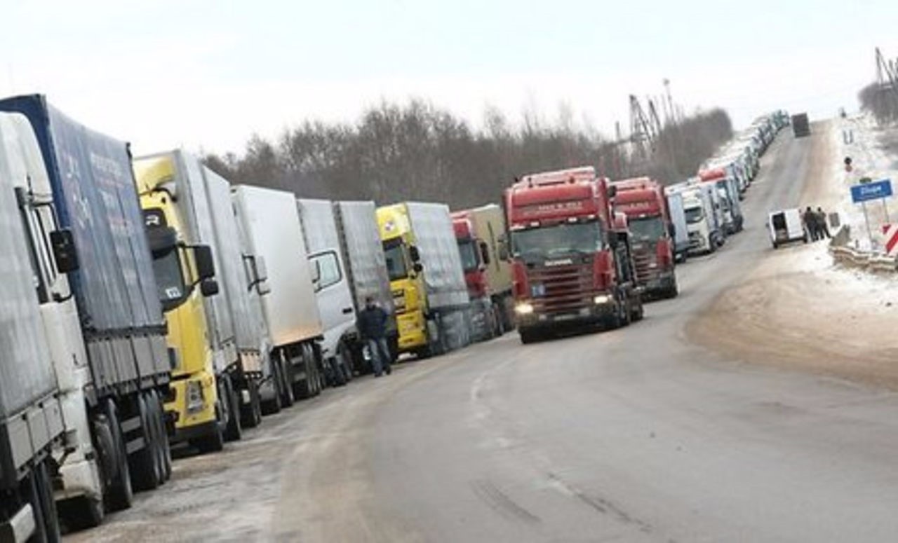 Не менее тысячи фургонов ожидают выезда из Республики Беларусь