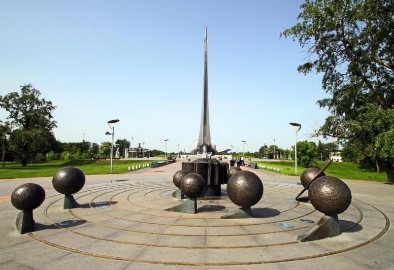 В российской столице украли орбиты планет с монумента Солнечной системы