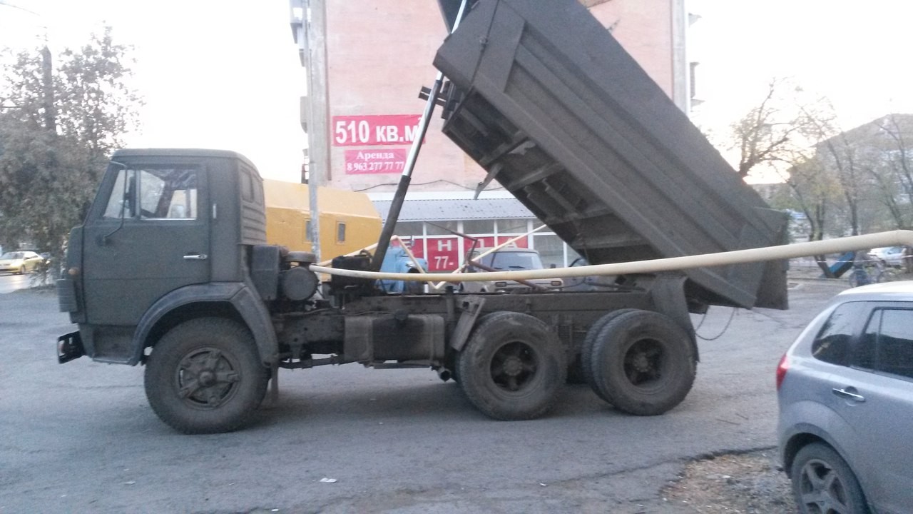 В Кургане КамАЗ уронил газовую трубу на два легковых авто