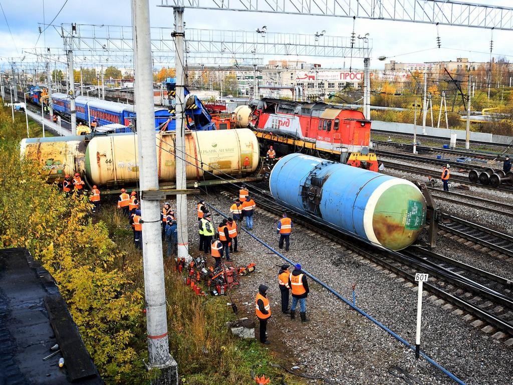 Тепловоз столкнулся с грузовым поездом в Вологодской области