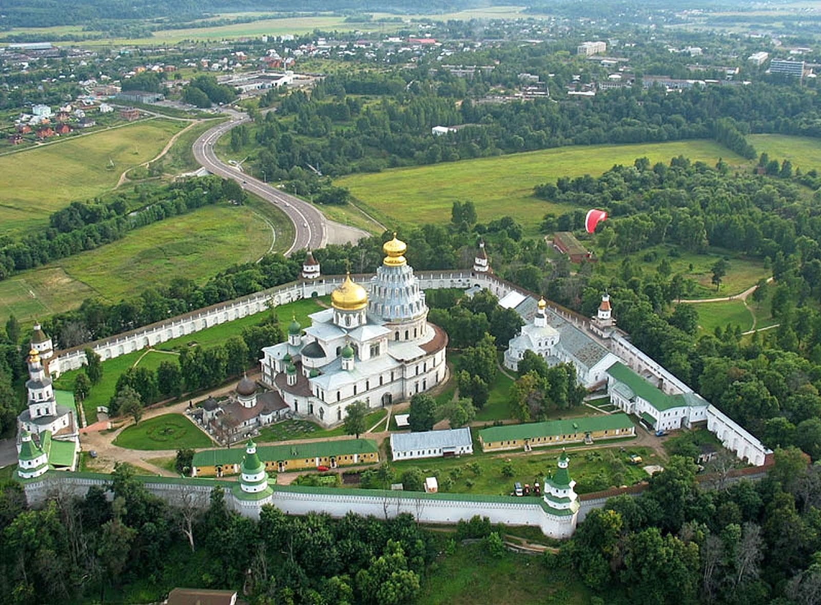 Путин собрался в мужской монастырь