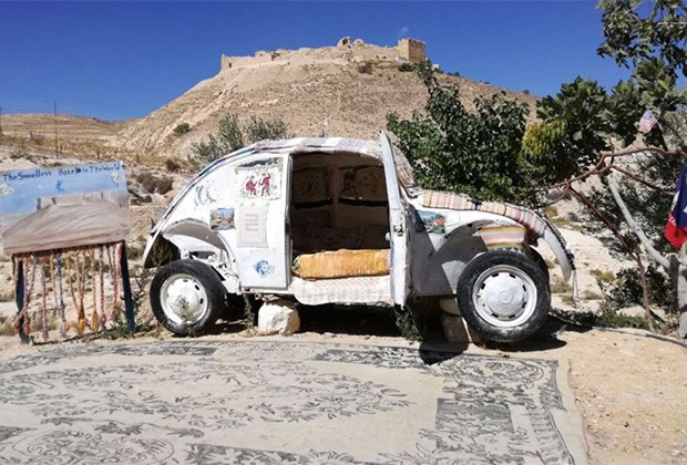 Пенсионер открыл отель среди пустыни в старом VW Kafer