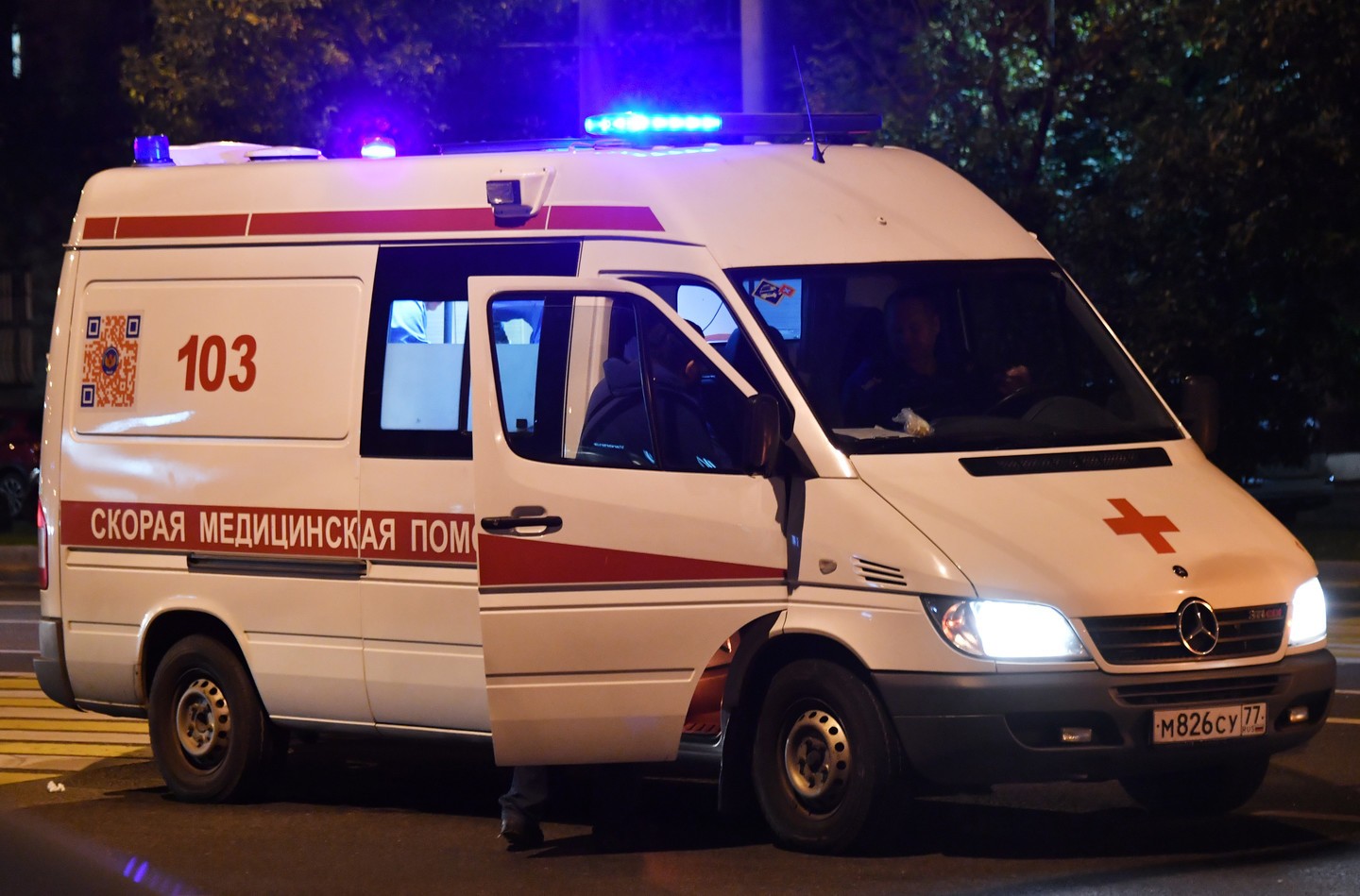 При столкновении микроавтобуса с внедорожником в Коми пострадали семь человек