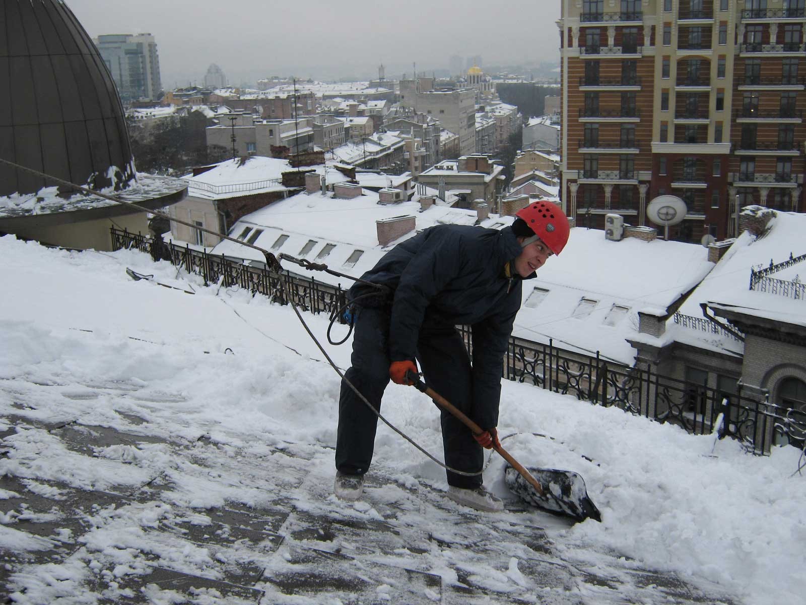 В Москве уборку крыш от снега контролировать будут камеры