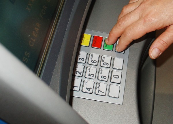 Более миллиона рублей похищено из банкомата в Петербурге