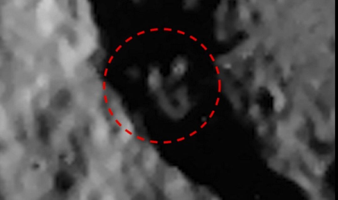 Уфологи: В кратере Меркурия молился пришелец