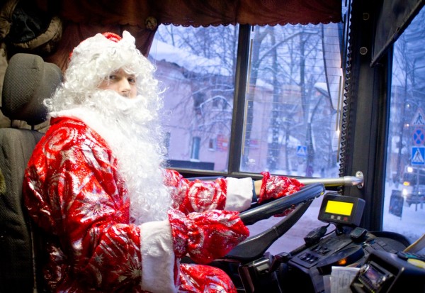 В Кировской области обнаружили автобус с водителем Дедом Морозом
