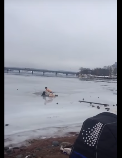 В Карелии мужчина в одних трусах спас провалившуюся под лёд собаку