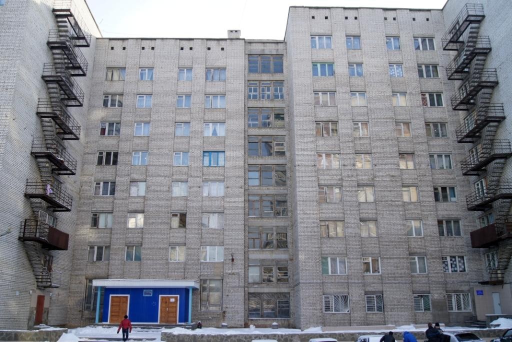 Мать двоих детей выпала из окна общежития в Челябинской области