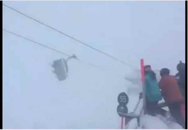 В Австрии лыжники несколько часов качались в подъёмнике в порывах шторма
