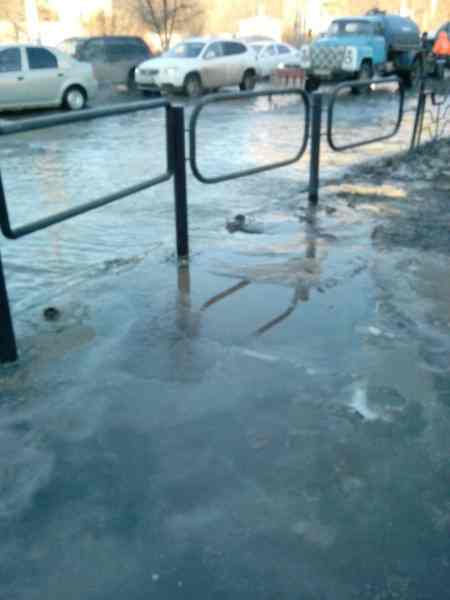 В Астрахани прорвало трубу и вода затопила целую улицу