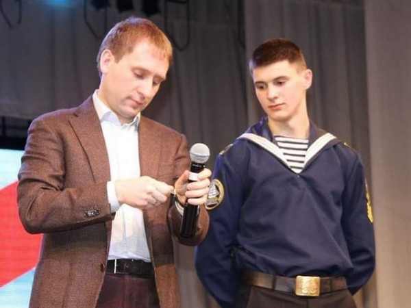 Амурский губернатор преподнес студенту часы со своей руки