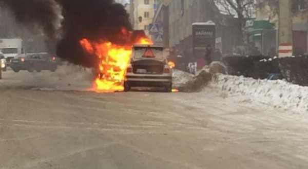 В центре Саранска на дороге горит Audi