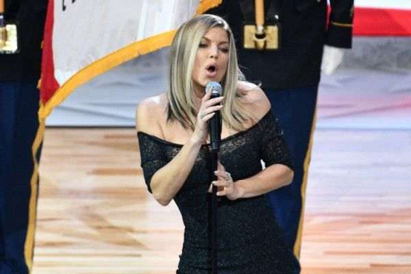 Певица Ферги извинилась за вызывающее исполнение гимна США