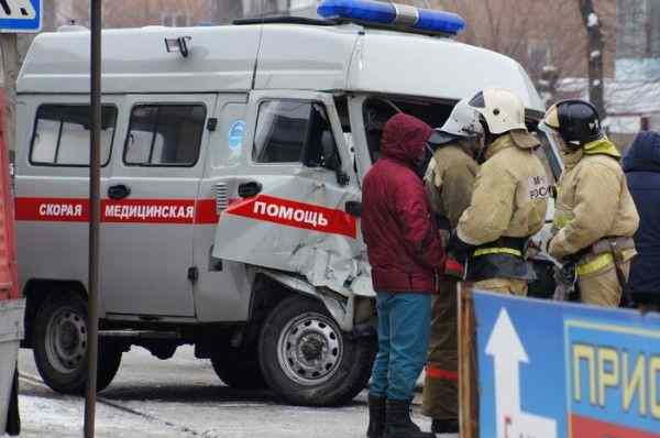 В Алтайском крае трамвай протаранил машину скорой помощи