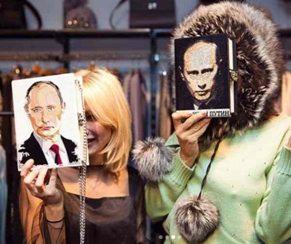 Путин на цепи: В Москве начали продавать необычные дамские сумочки