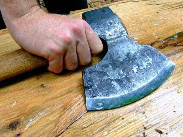 В Саратовской области зять избил тещу топором за удар ножом в спину