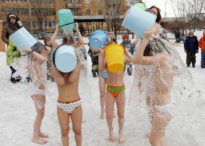 Жителей Дагестана шокировало видео с обливанием голых детей на снегу