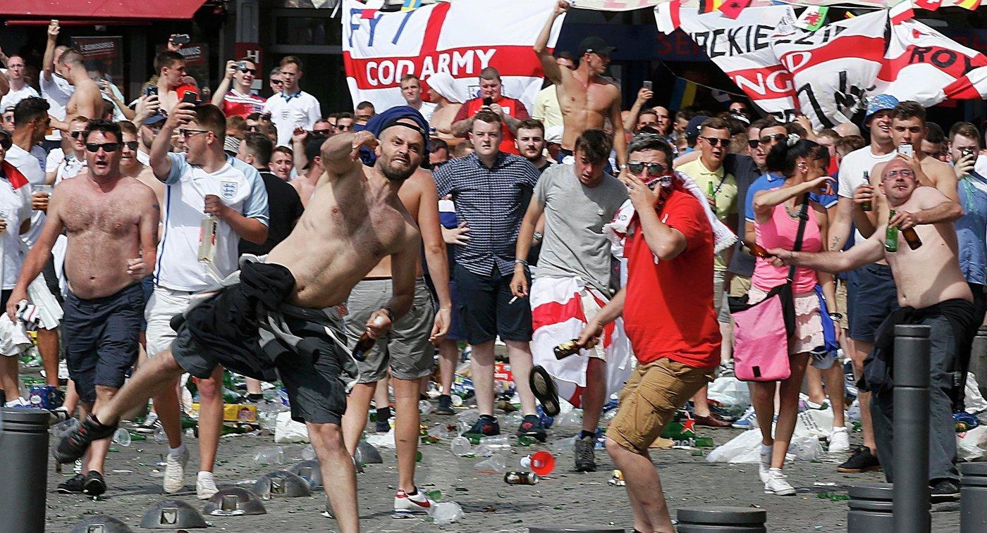Погромы на улицах и облитые пивом голландцы: 25 фанатов сборной Англии задержаны полицией