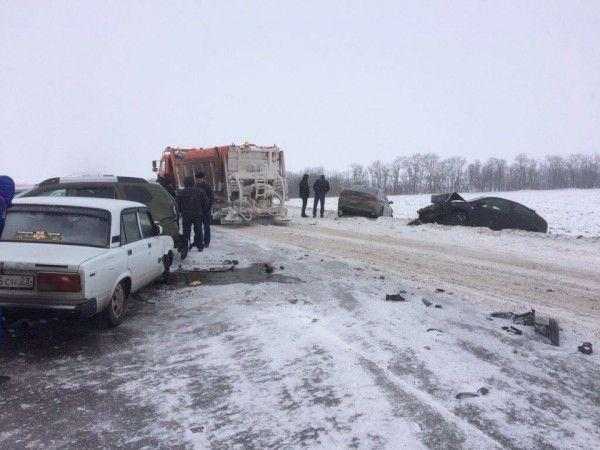 В ДТП в Ростовской области пострадали сразу пять автомобилей