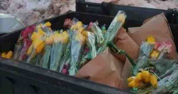 Омск негодует: Флористы забили мусорки цветами после 8 марта