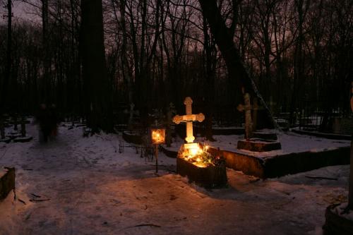 Пьяный вандал в Новгородской области сломал пять надгробий родственников