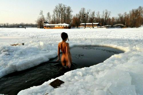 Украинская женщина-моржиха купается в Днепре голой раз в неделю